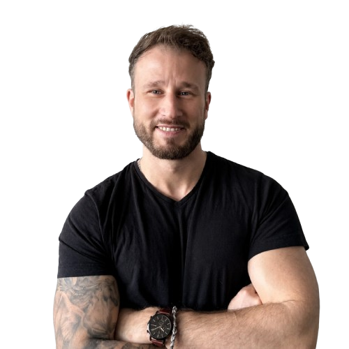 Steffen Kiefert mit verschränkten Armen